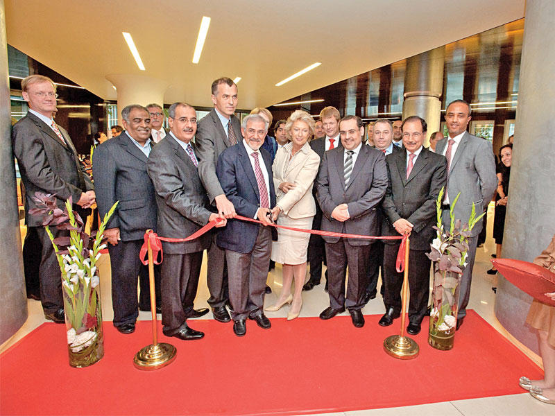 الساير خلال افتتاحه المكتب الصحي في فرانكفورت 