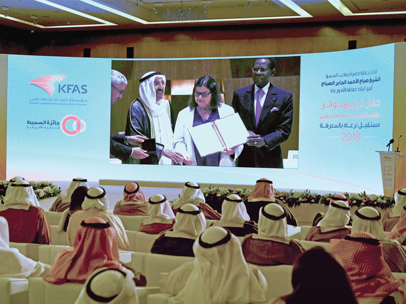 جانب من عرض فيلم وثائقي عن إنجازات «التقدم العلمي»