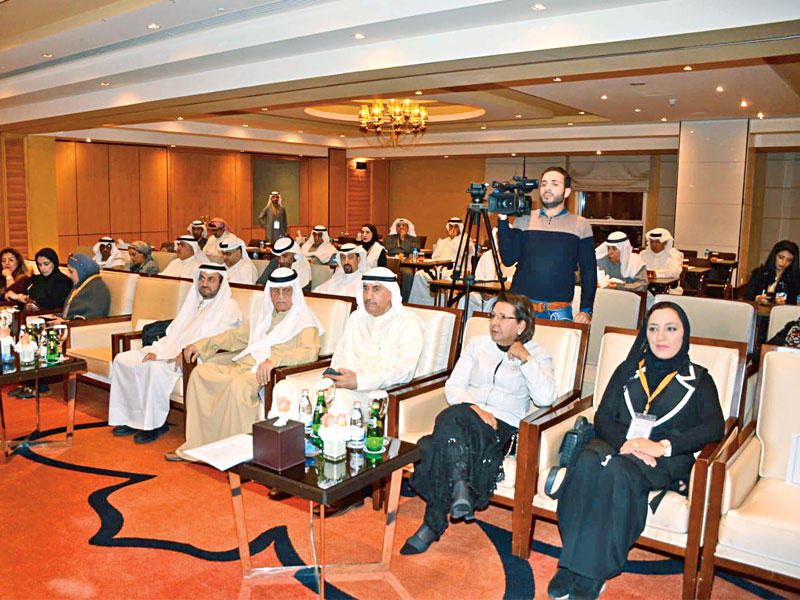 موضي الحمود تتوسط بعض الحضور خلال ورشة عمل «الاجتماعيين»