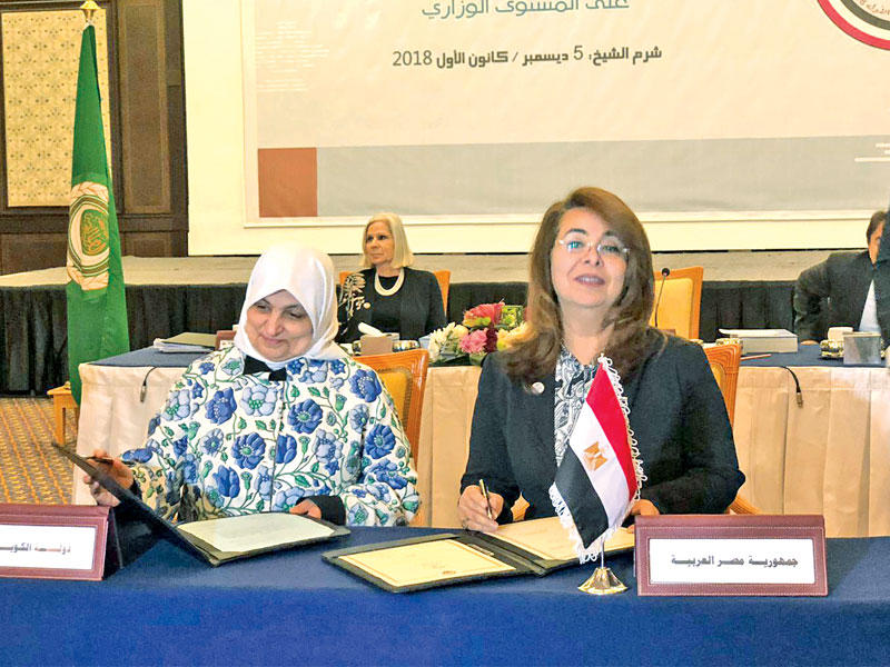 الصبيح ونظيرتها المصرية غادة والي خلال توقيع الاتفاقية