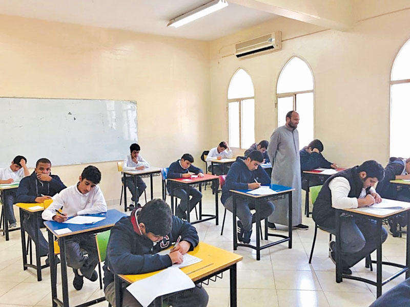 طلبة يؤدون اختباراتهم في المعاهد الدينية أمس
