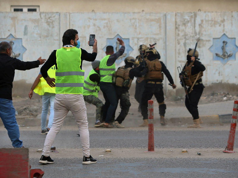 قوات الأمن العراقية تواجه متظاهرين يرتدون «السترات الصفراء» أسوة بمحتجي فرنسا، أمام مبنى المحافظ في البصرة أمس الأول (رويترز)