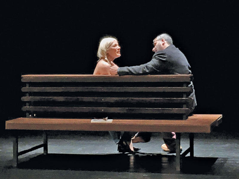 مشهد من مسرحية «لغم أرضي»