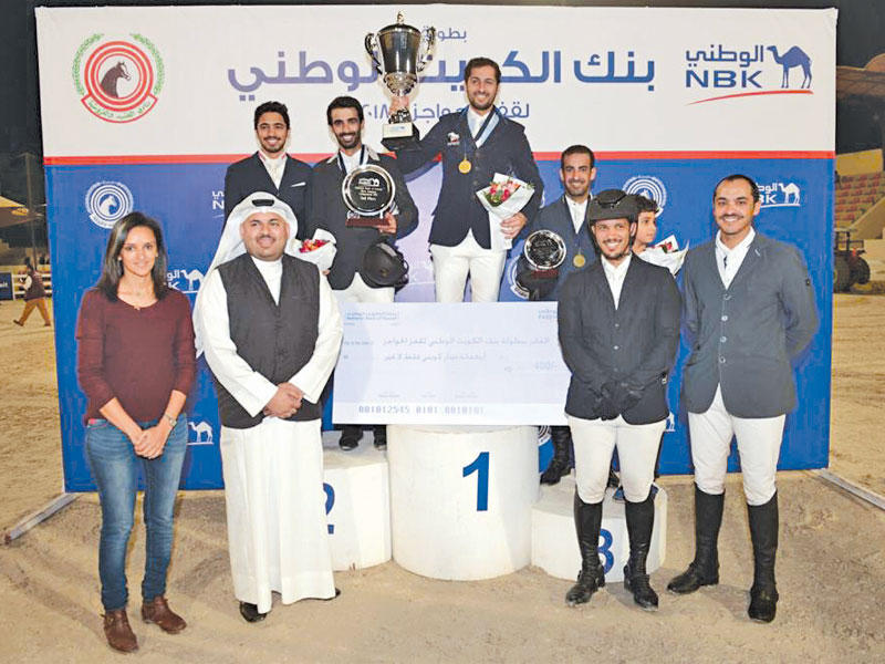 مسؤول العلاقات العامة في البنك عدنان التميمي يكرم الفائزين  