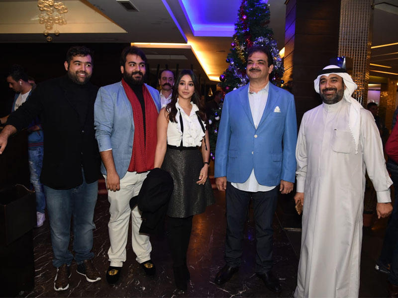 أسيل عمران تتوسط د. بشار وخالد أمين وحسين دشتي وعبدالله عبدالرضا