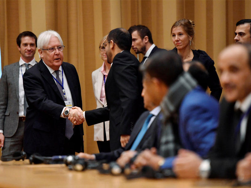 غريفيث مصافحاً رئيس وفد «أنصار الله» محمد عبدالسلام داخل قاعة المشاورات بقصر يوهانسبرغ في السويد أمس (رويترز)