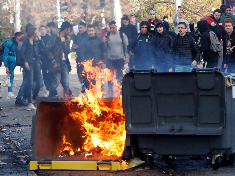 طلاب يحرقون حاوية نفايات احتجاجاً على الإصلاحات التعليمية في مونبيلييه أمس (أ ف ب)