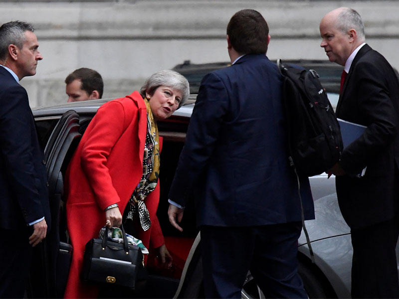 ماي لدى وصولها إلى مقر الحكومة في لندن أمس (رويترز)