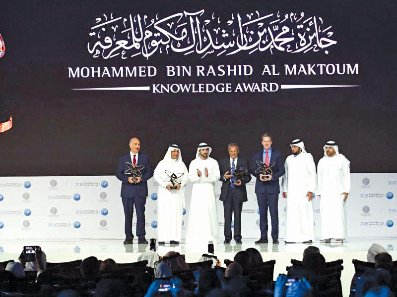 ولي عهد دبي يتوسط الفائزين