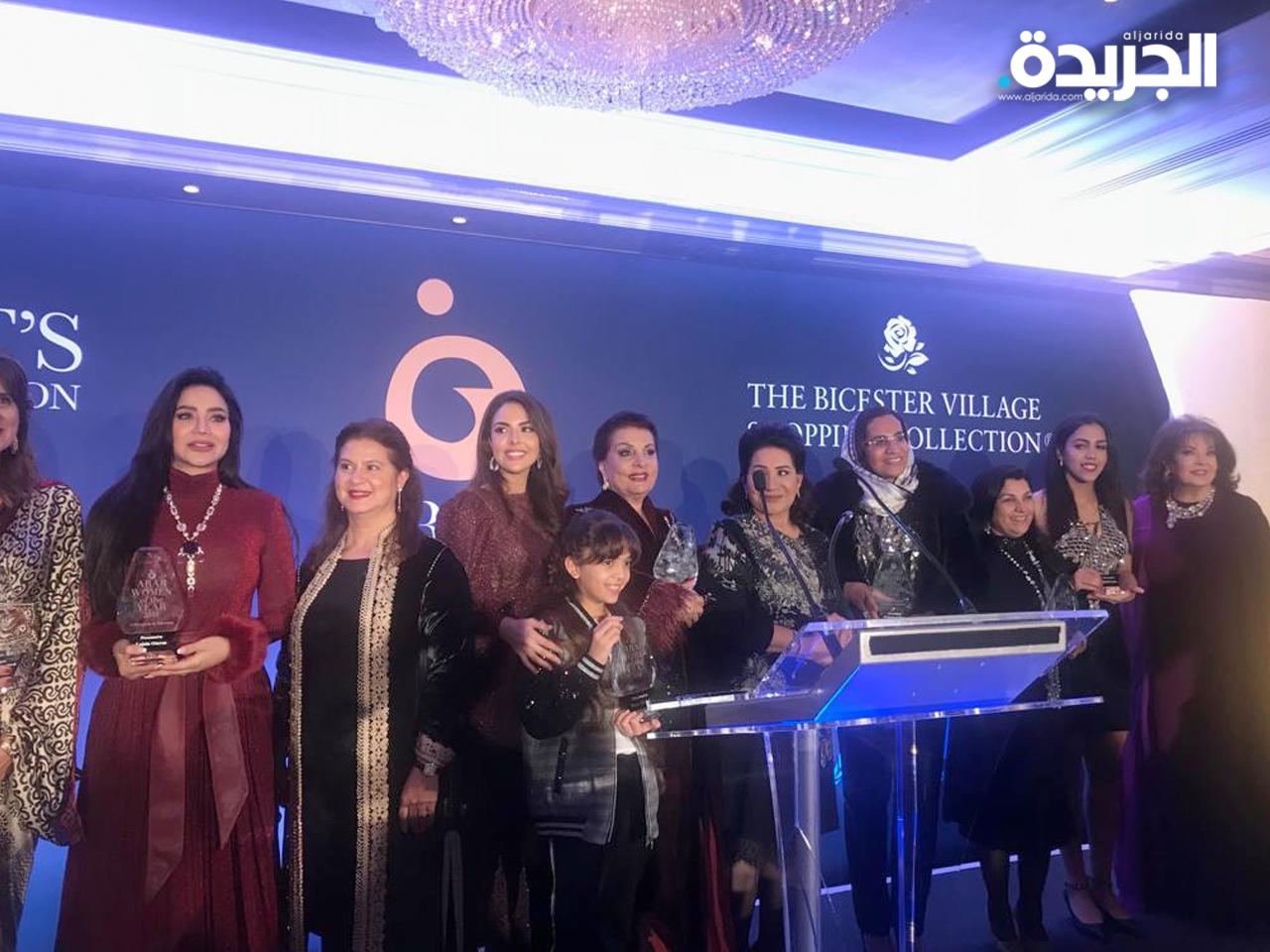 سعاد عبدالله تتوسط الفائزات بجوائز المرأة العربية