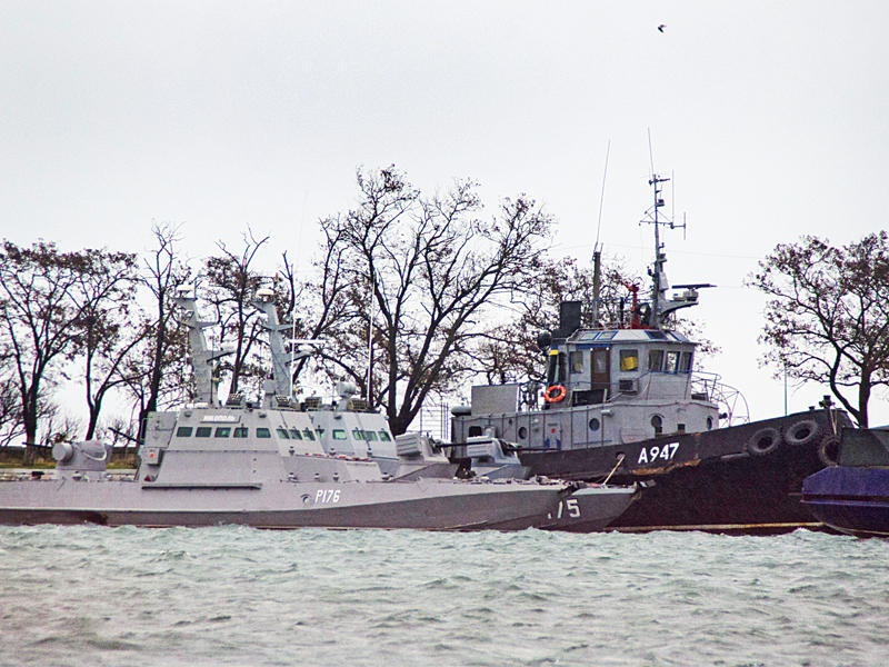 السفن البحرية الروسية خلال اعتراضها للسفن الأوكرانية في مضيق كيرتش 