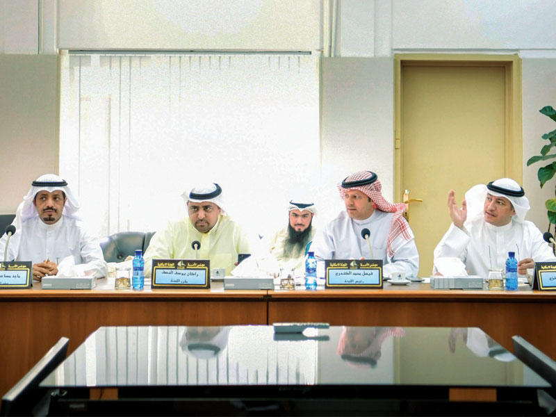 أعضاء اللجنة الإسكانية في اجماع سابق