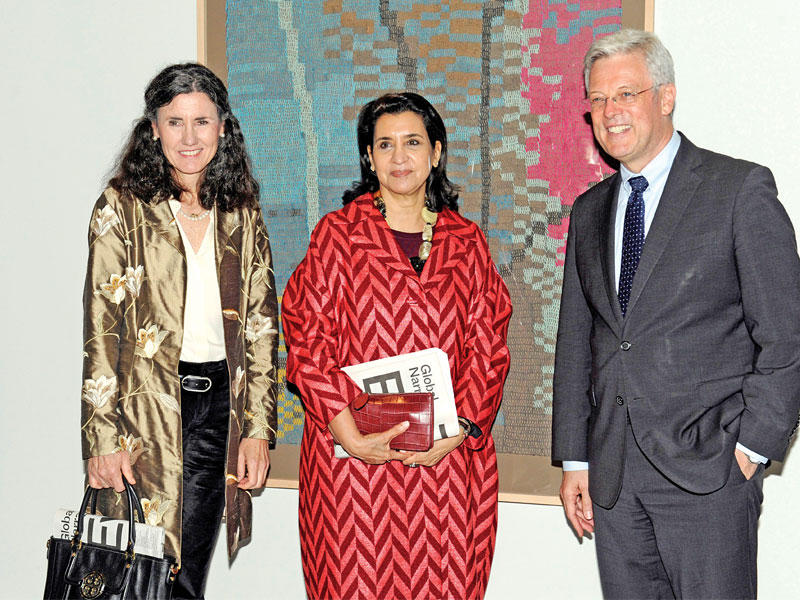 الشيخة ألطاف السالم الصباح تتوسط السفير الألماني في الكويت وعقيلته