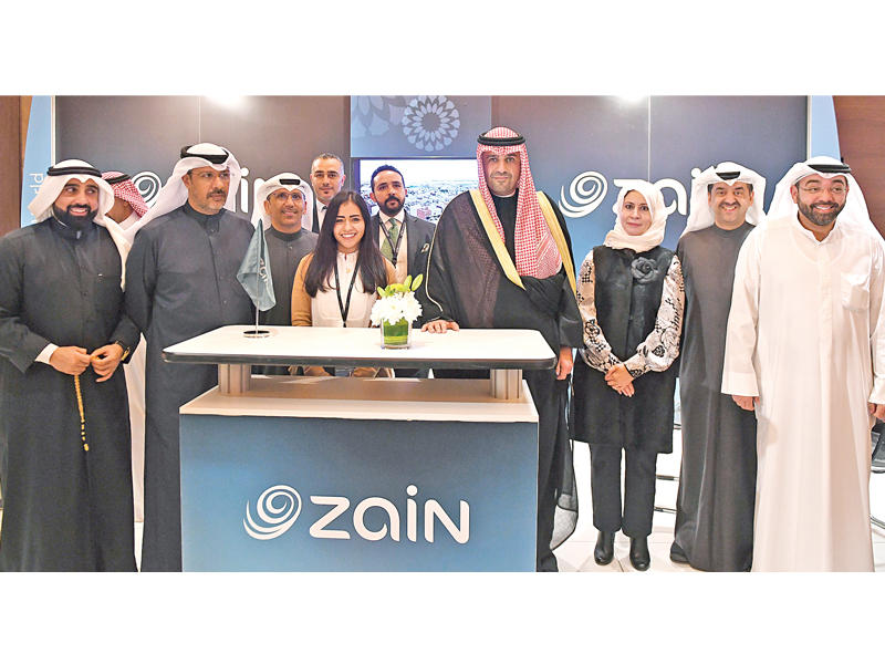 الصالح والروضان والمرزوق والخشتي مع فريق «زين» في جناح الشركة