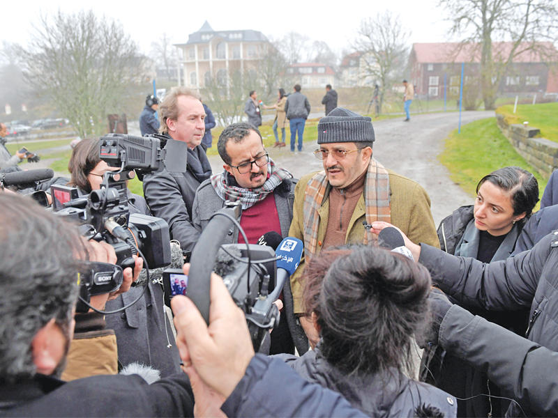 مجلي يتحدث للإعلام في قلعة جوهانسبرغ بالسويد أمس (رويترز)