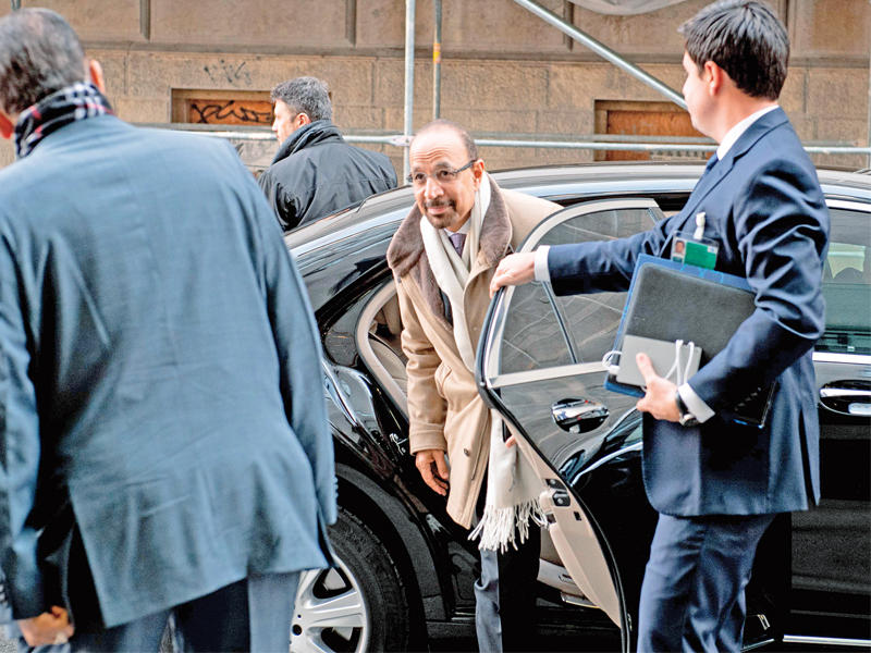 خالد الفالح لدى وصوله إلى اجتماع المنظمة أمس (أ ف ب)