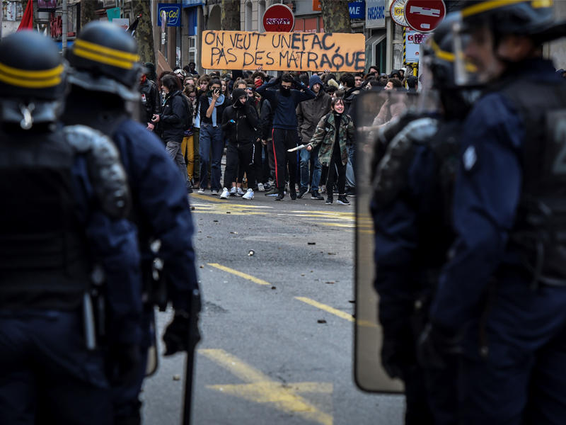 طلاب الثانوية في مواجهة شرطة مكافحة الشغب في ليون  (أ ف ب)