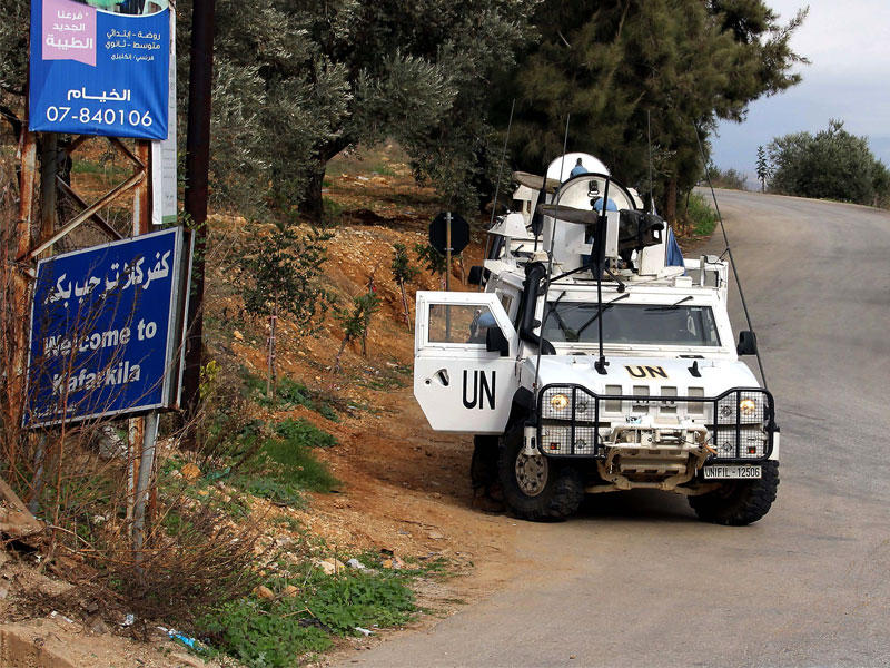 تقوم مركبة تابعة لقوة الأمم المتحدة المؤقتة في لبنان (اليونيفيل) بدوريات على الطريق