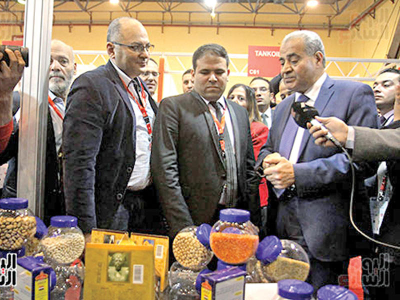 وزير التموين والتجارة الداخلية المصري علي المصيلحي مفتتحاً معرض «فوود أفريكا»  بمركز القاهرة الدولي للمؤتمرات والمعارض بمدينة نصر أمس (اليوم السابع)