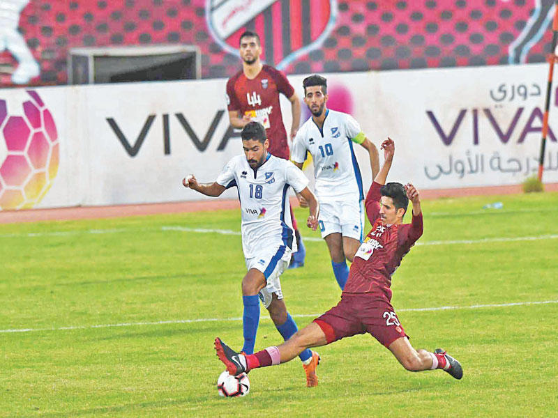 صراع على الكرة من أجل الاستحواذ في مباراة النصر والتضامن 