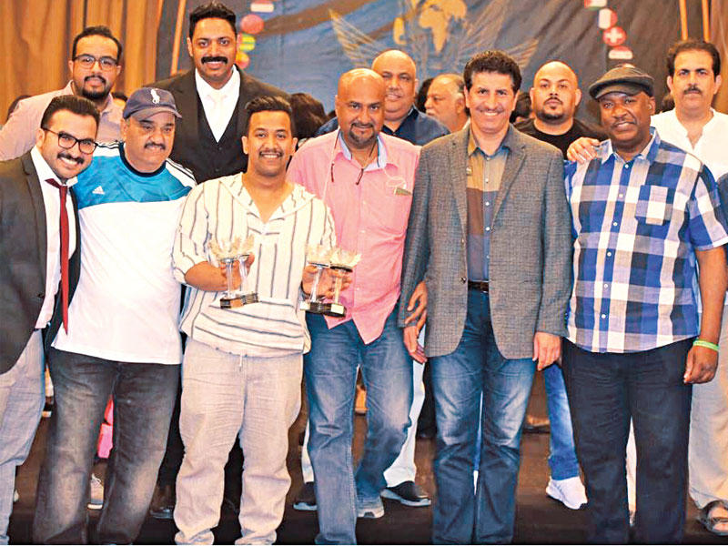 يوسف الحشاش محتفلاً بجوائز «يوميات أدت إلى الجنون» 