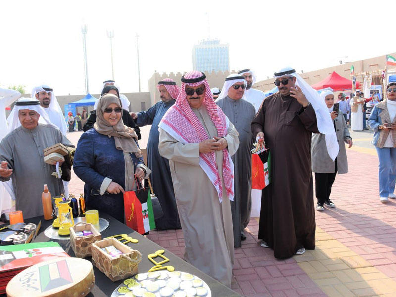 محافظ العاصمة متفقداً المخيم الكشفي