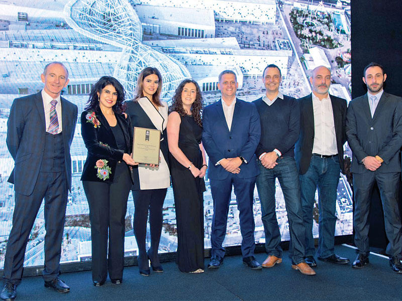 خاجة تتسلم جائزة مركز عبدالله السالم