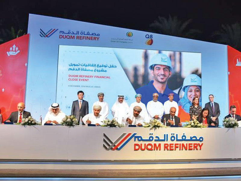 براديب هاندا أثناء توقيع اتفاقية التمويل المشترك لمصفاة الدقم