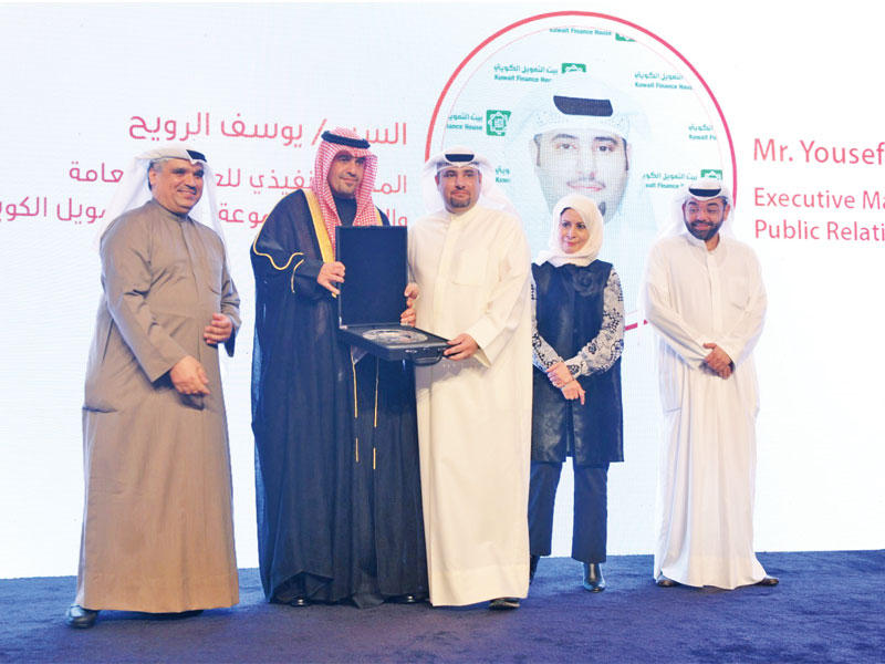 يوسف الرويح متسلما التكريم من الوزير أنس الصالح