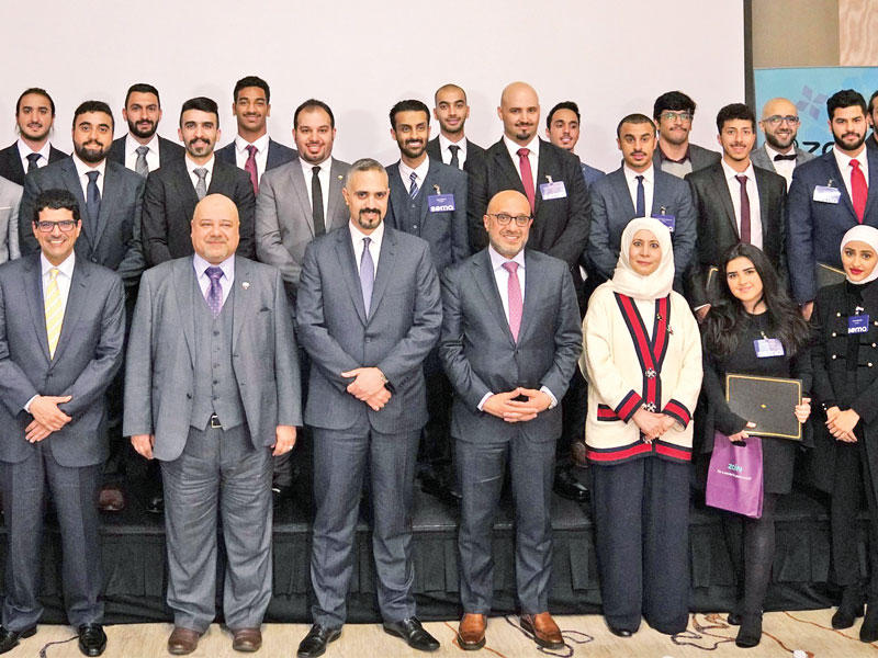 الروضان تتوسط الهولي ود. مشعل الصباح مع الطلبة المكرمين