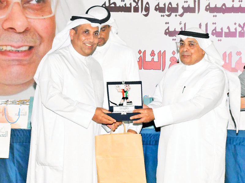 المقصيد مكرماً أحد المسؤولين