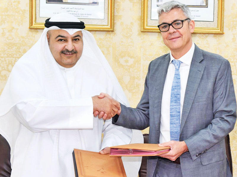 الموسى ومدير المجلس الثقافي البريطاني عقب توقيع العقد