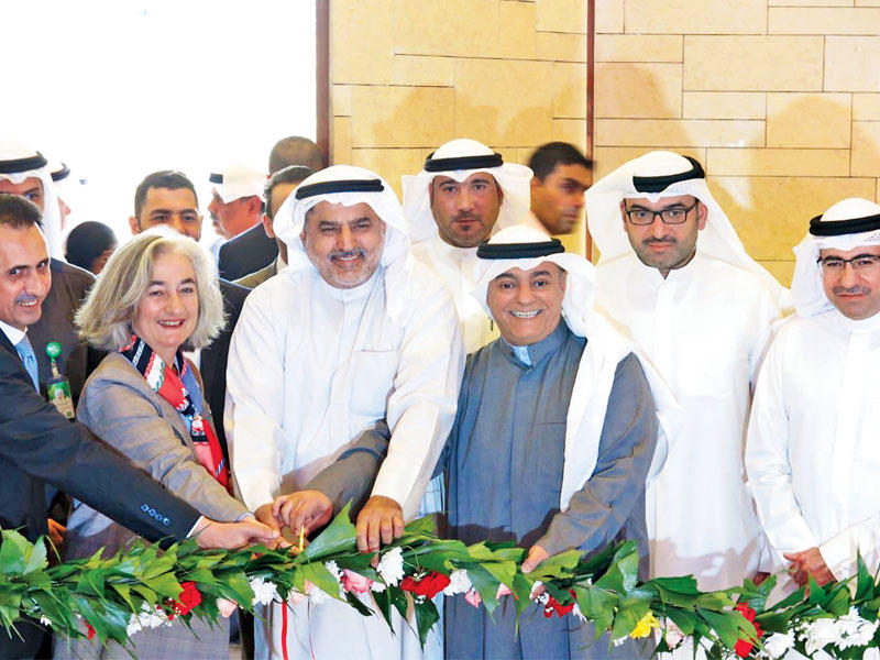 المدير العام للبنك صلاح المضف ود. عادل الصبيح خلال افتتاح المعرض بحضور السفيرة الفرنسية