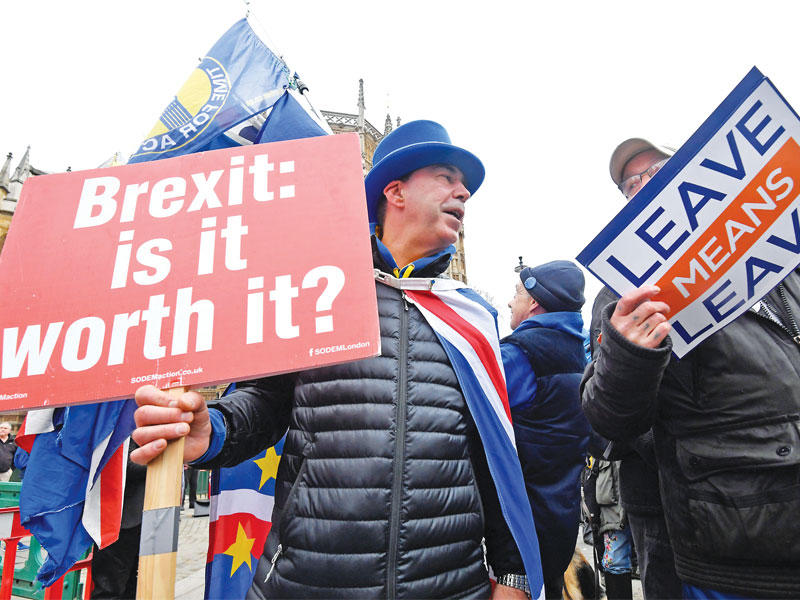 معارض لـ«بريكست» أمام مجلس العموم في لندن أمس
(رويترز)