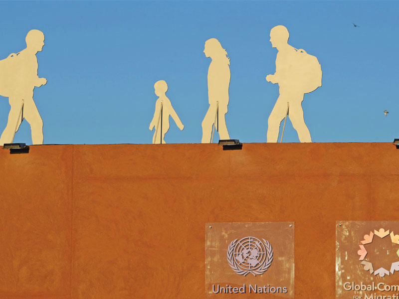 تماثيل تجسد مهاجرين وضعت فوق سطح المبنى الذي استضاف المؤتمر عن الهجرة في مراكش أمس (ا ف ب)