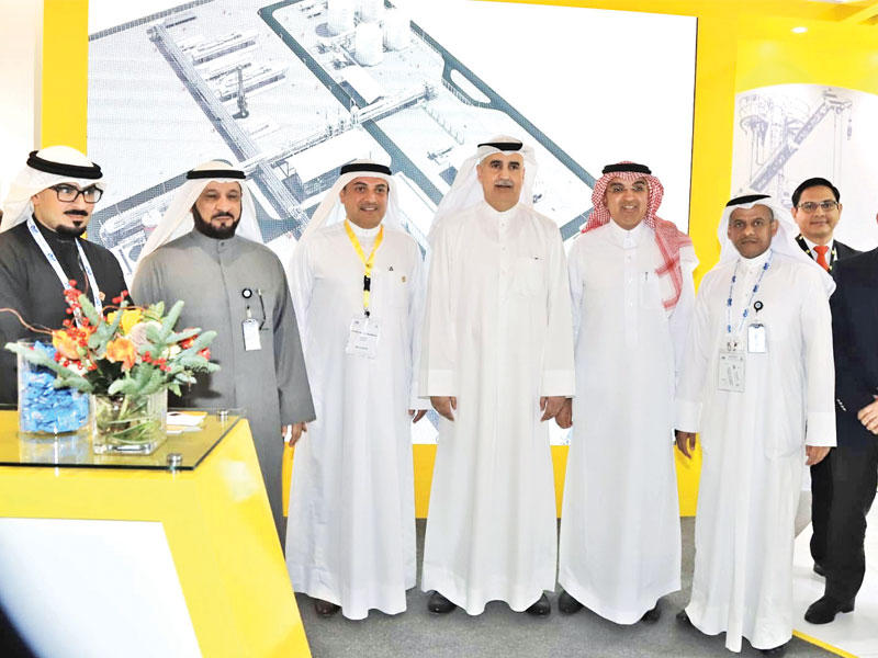 لقطة جماعية لمسؤولي «البترول» الكويتية في أحد اجنحة المعرض 