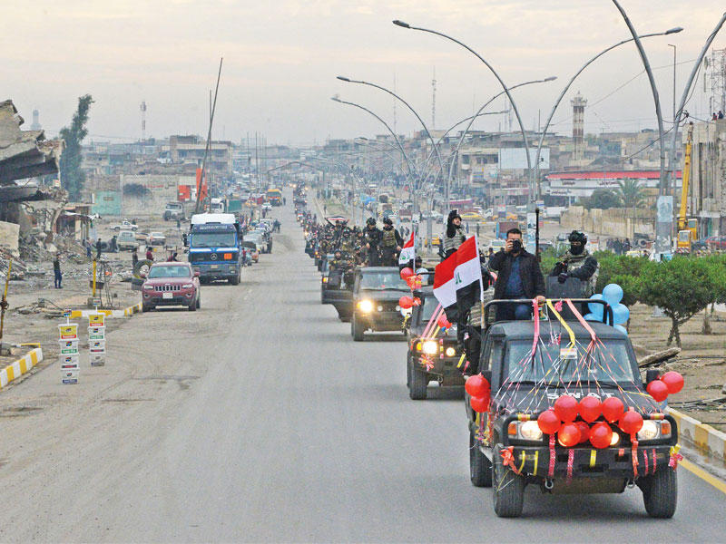 موكب للجيش العراقي يحتفل بذكرى النصر في الموصل أمس       (أ ف ب)
