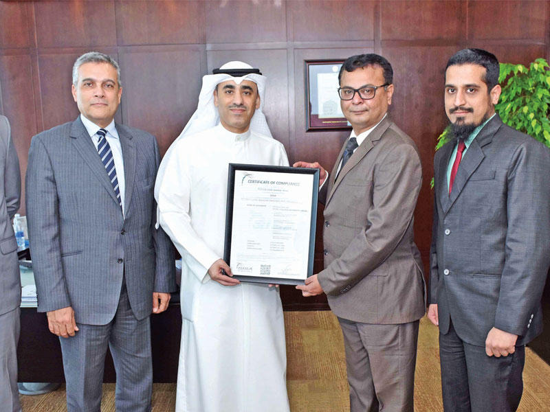 التويجري متسلماً الشهادة