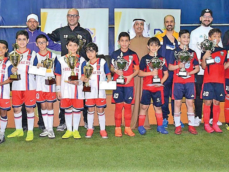 فوزي الثنيان وعلي البغلي أثناء تكريم الفرق الفائزة