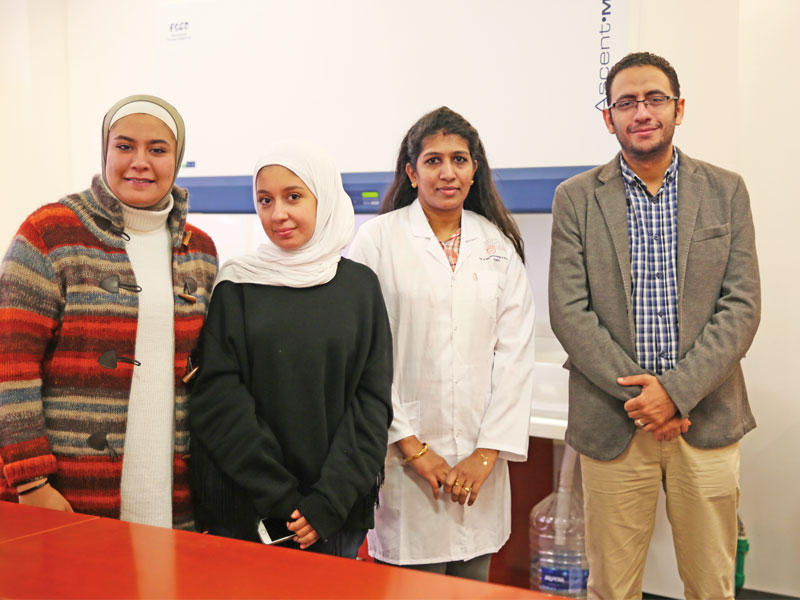 د. نادر شحاتة مع المهندسة رميا والطالبتين زينب أبوالحسن وياسمين بورزق