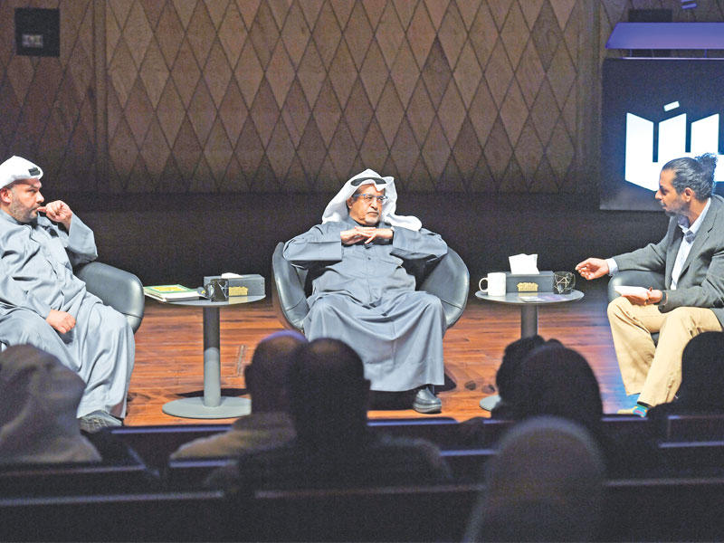 بدر محارب يتوسط الكاظمي وجاسم القامس