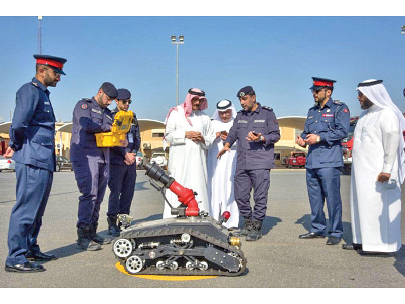 الوفد البحريني يطلع على أحد روبوتات «الإطفاء»