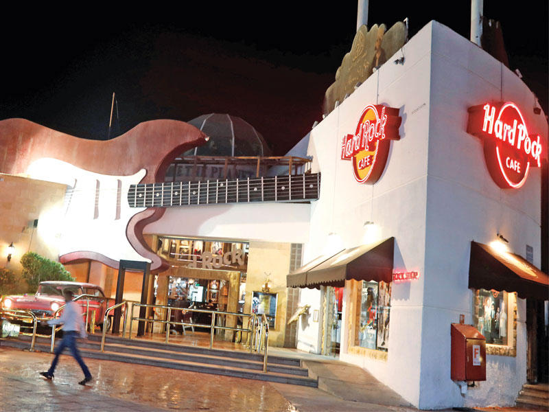 سياح في شارع نعمة باي في شرم الشيخ أمس الأول (رويترز)