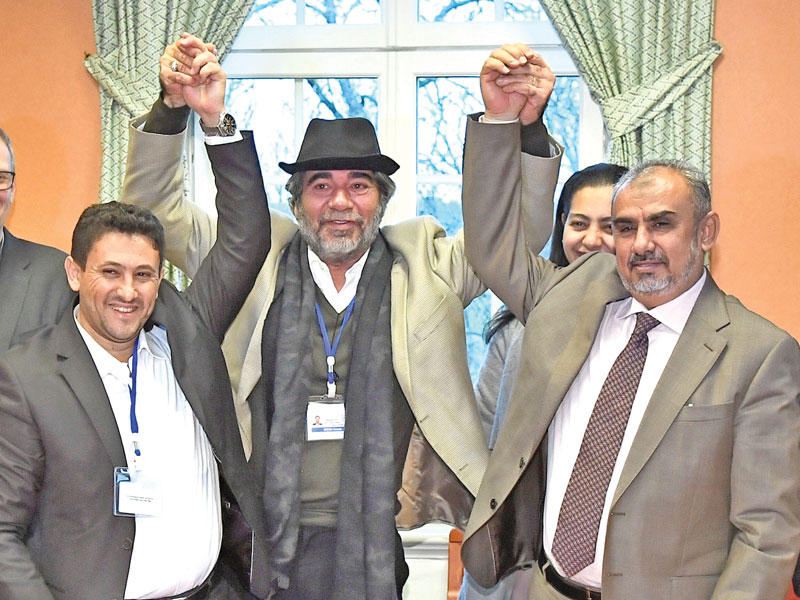 ممثلون عن وفدي التفاوض يرفعون أيديهم ابتهاجاً بعد تبادل كشوف أسماء الأسرى في استوكهولم أمس (رويترز)