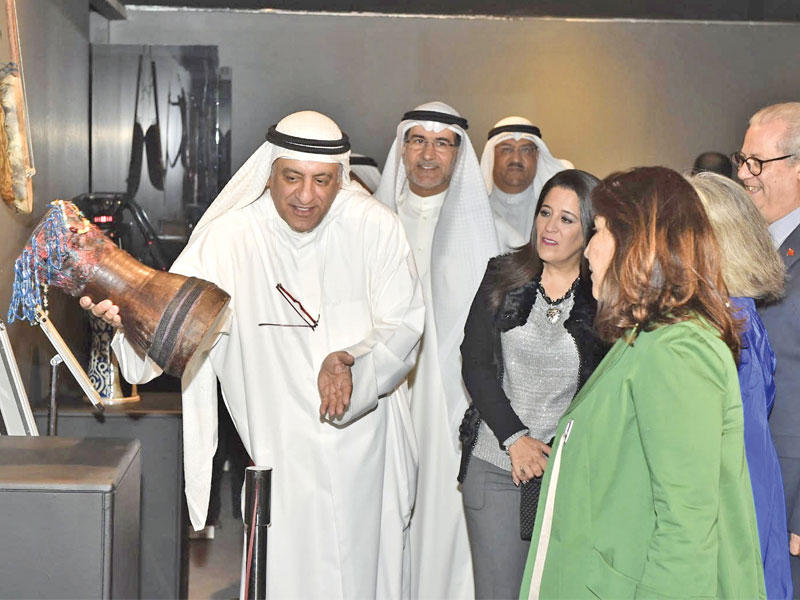 السيف يشرح للزوار محتوى معرض الآلات الموسيقية