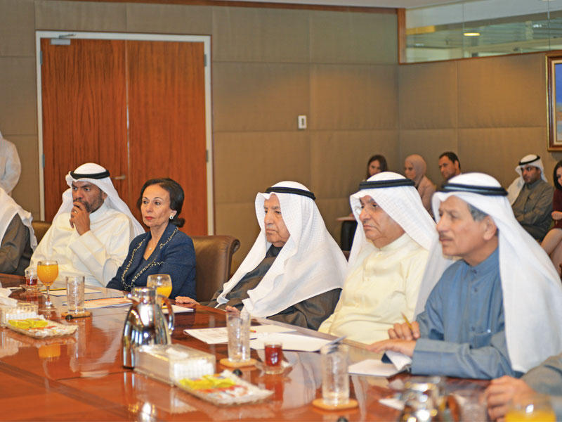 علي الغانم متوسطاً محمد الصقر ووفاء القطامي خلال اللقاء