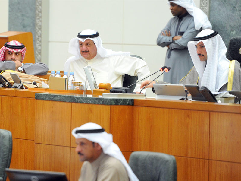 الغانم مترئساً الجلسة وبجانبه الكندري