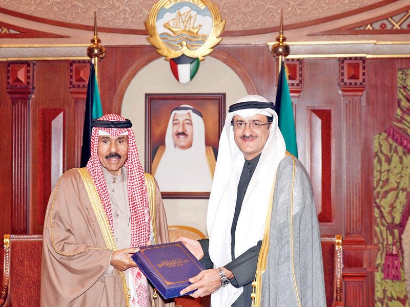 ولي العهد مستقبلاً السفير عمر الكندري أمس