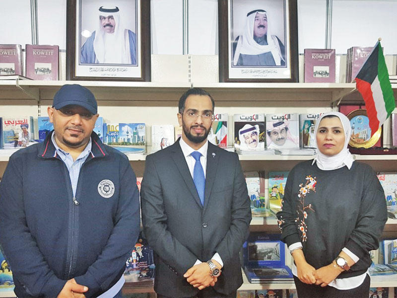 القنصل في سفارة الكويت فواز القحطاني يتوسط فيصل المانع وهديل مطر