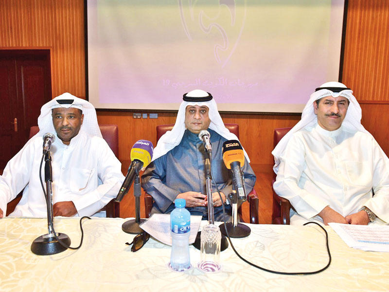 الدويش يتوسط التتان والهاجري خلال المؤتمر الصحافي 